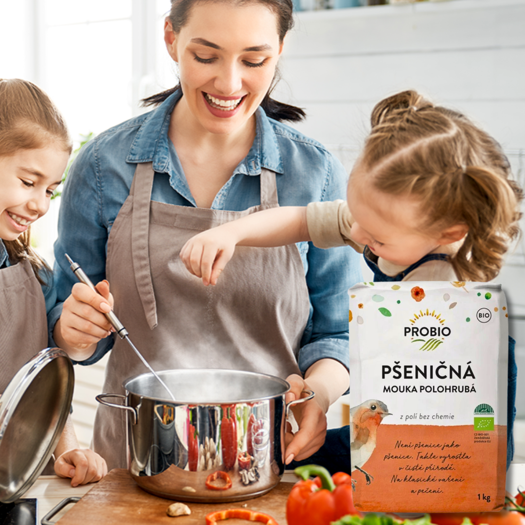 Mother cooking with two children in a bright kitchen, with a 1 kg bag of PROBIO semi-coarse wheat flour (BIO) in the foreground